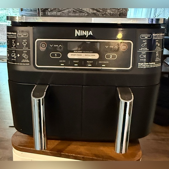 Ninja DualZone DZ100 Black Airfryer,1650 watts. Basket 2 has a little peeling - Picture 1 of 10